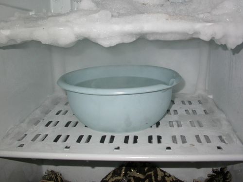 Намороженный лед в морозилке
