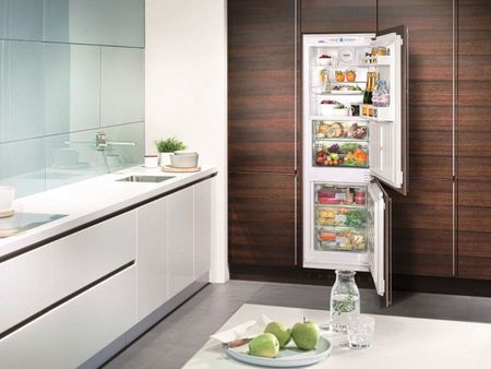 Встраиваемый холодильник в интерьере кухни