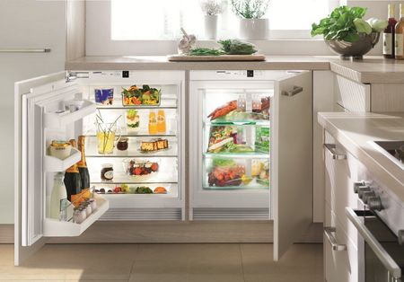 Холодильник и морозильник под столешницей