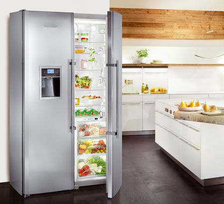 Современный холодильник в интерьере