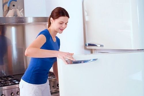 Женщина у холодильника