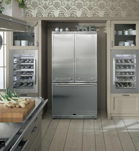 Холодильник серебристого цвета на кухне