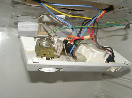 Как самостоятельно заменить терморегулятор в холодильнике в случае его поломки