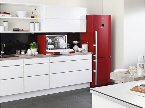 Красный холодильник в белой кухне
