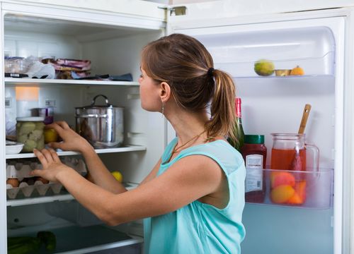 Осмотр продуктов в холодильнике
