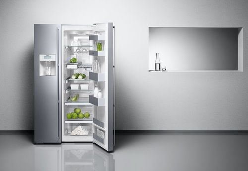 Широкий холодильник в интерьере