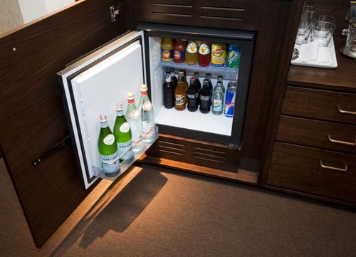 Встроенный мини холодильник