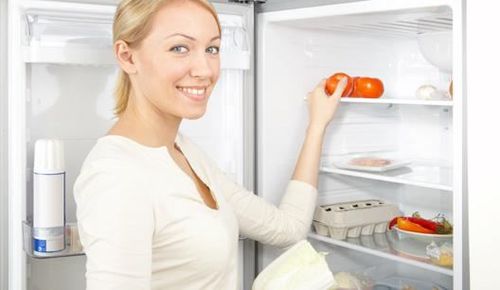 Как отрегулировать положение холодильника