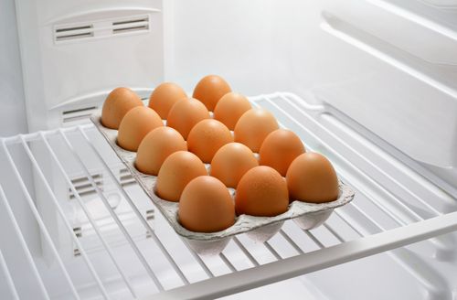 Куриные яйца в холодильнике