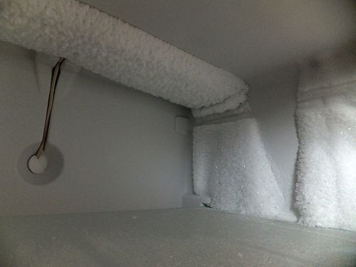Тонкий слой снега в холодильнике