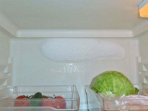 Снег и лед на задней стенке холодильника